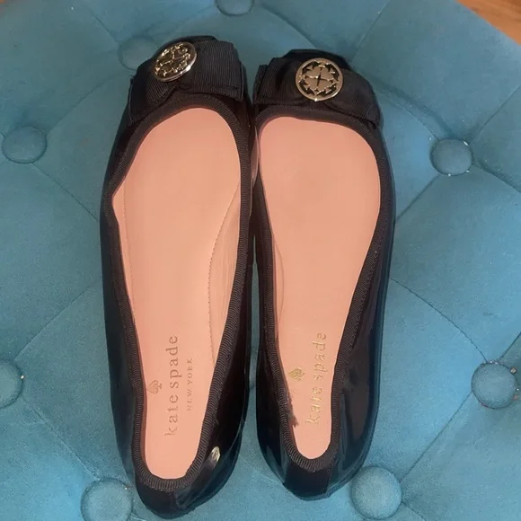 Kate Spade New York Black Patent Leather Fontana Too with Golden Logo Flats sz 6 - Picture 6 of 10